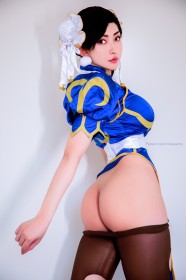 asiatique,capcom,cheveux brun,cheveux court,chinoise,chun-li,collant,collant baissé,cosplay,cul,debout,femme,miss warmj,regarde derrière,sans culotte,street fighter