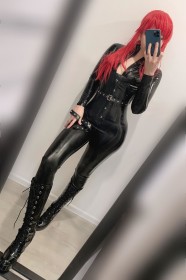 ami chan,botte,botte à talon,botte courte,caucasien,chainsaw man,combinaison,cosplay,debout,femme,habits brillants,latex,makima,selfshot,smartphone,visage caché