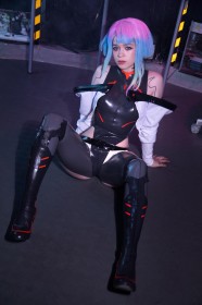 ami chan,assis,caucasien,cd projekt red,cheveux multicolores,corps entier,cosplay,cyberpunk edgerunners,femme,frange,habits brillants,leotard,lucy kushinada,yeux bleu