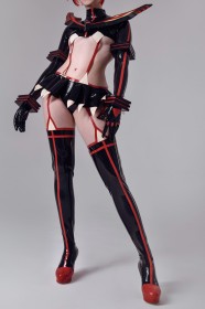 ami chan,bas,botte,botte à talon,botte longue,bretelles,caucasien,cosplay,cuisses,debout,femme,gants,habits brillants,jambes,jarretelles,jupe,kill la kill,latex,matoi ryuuko,mini jupe,talon aiguille,visage caché