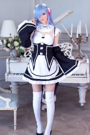 accessoire de cheveux,axilirator,bandeau,caucasien,cheveux bleu,cosplay,debout,femme,frange,maid,oeil caché,piano,re zero,rem (re zero),robe,yeux bleu