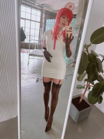 ami chan,bas,caucasien,chainsaw man,cheveux rouge,corps entier,cosplay,debout,femme,frange,gants,gants de coude,infirmière,jambes,jarretelles,makima,miroir,robe,rouge a lèvres,selfshot,smartphone,talon aiguille