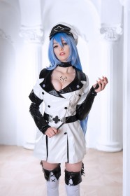 akame ga kill!,axilirator,bas,botte,botte longue,casquette,caucasien,cheveux bleu,cleavage,cosplay,debout,esdeath,femme,fouet,manteau,mèche entre les yeux,yeux bleu