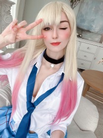 assis,axilirator,caucasien,chemise,cheveux blond,cheveux multicolores,clin d'oeil,cosplay,cravate,femme,frange,jupe,kitagawa marin,my dress up darling,oeil fermé,ongles longs,rouge a lèvres,uniforme scolaire,v