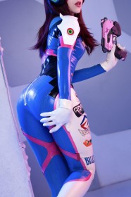 ami chan,arme,blizzard entertainment,caucasien,cheveux brun,combinaison,cosplay,cul,d.va,debout,femme,gants,habits brillants,latex,overwatch,pistolet