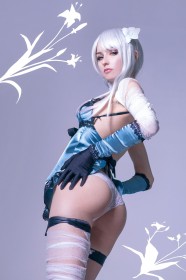 accessoire de cheveux,axilirator,caucasien,cheveux argenté,cosplay,cuisses,cul,culotte,debout,femme,gants,kaine,nier (series),nuisette,regarde derrière,regarde en bas