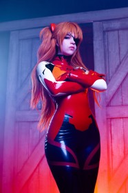 accessoire de cheveux,ami chan,asuka langley sohryu,bras croisés,cache-oeil,caucasien,cheveux orange,cosplay,debout,femme,habits brillants,latex,neon genesis evangelion