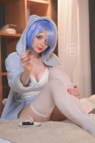 assis,bas,bas de lingerie,capuche,caucasien,cheveux bleu,cheveux court,cosplay,femme,peachmilky,re zero,rem (re zero),rouge a lèvres,vernis mains,yeux bleu