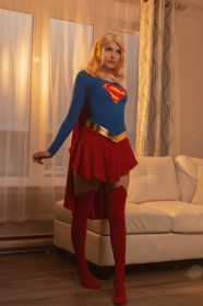 bas,cape,caucasien,cheveux blond,corps entier,cosplay,dc comics,debout,femme,jupe,justice league,mini jupe,ri care,super-héroïne,supergirl,superman (series),yeux bleu