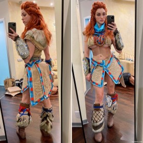 aloy,caucasien,corps entier,cosplay,debout,femme,gros seins,horizon zero dawn,multiples vues,octokuro,rousse,sans soutif,selfshot,underboob