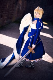 artoria pendragon,caucasien,cheveux blond,cheveux court,cosplay,debout,fate (series),femme,frange,robe