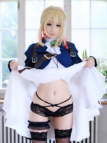 asiatique,bas,bas de lingerie,cheveux blond,cheveux court,cosplay,culotte,debout,femme,hidori rose,mèche entre les yeux,robe,robe soulevée,sangle de cuisse,violet evergarden,violet evergarden (character),yeux bleu