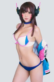 asiatique,blizzard entertainment,choker,cleavage,cosplay,culotte,d.va,debout,femme,frange,hana bunny,lingerie,overwatch,se déshabille,soutif