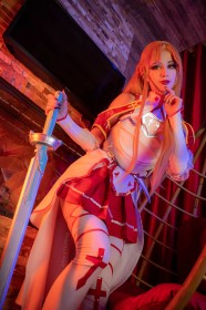 aery tiefling,arme,asuna (sao),bas,caucasien,cheveux orange,cosplay,debout,épée,femme,jupe,mini jupe,ongles longs,rouge a lèvres,sword art online,vernis mains,yeux jaune