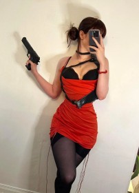 ada wong,arme,capcom,caucasien,cheveux brun,cheveux court,chignon,collant,cosplay,cuisses,debout,desiluted,femme,grosses cuisses,hanches larges,pistolet,resident evil,robe,soutif,visage caché