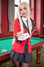 axilirator,cartes,caucasien,cheveux blanc,collant,cosplay,cravate,debout,femme,jupe,kakegurui,mini jupe,rouge a lèvres,uniforme scolaire,yeux rouge