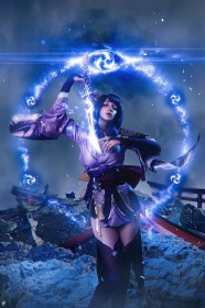 arme,bas,caucasien,cosplay,debout,épée,femme,genshin impact,habits japonais,kimono,raiden shogun,runa rei