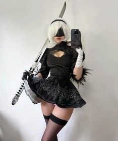 arme,bandeau,bas,bas de lingerie,caucasien,cheveux blanc,cheveux court,cosplay,cuisses,debout,desiluted,épée,femme,gants,nier (series),robe,selfshot,yeux bandés,yorha 2b