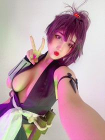 caucasien,cheveux violet,cleavage,cosplay,duckface,femme,gros seins,habits japonais,hell's paradise,kimono,ninja,ongles longs,rouge a lèvres,runa rei,selfshot,v,yuzuriha