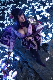 bas,caucasien,cheveux bleu,cleavage,cosplay,debout,femme,frange,genshin impact,habits japonais,kimono,raiden shogun,rouge a lèvres,runa rei,sandales,yeux violet