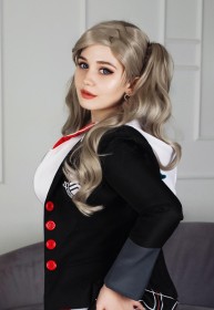 caucasien,cheveux gris,cosplay,couette,femme,jyusan,persona,rouge a lèvres,takamaki anne,yeux bleu