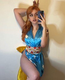 caucasien,cosplay,cuisses,debout,desiluted,femme,grosses cuisses,habits japonais,kimono,nami (one piece),one piece,rousse,sans culotte,selfshot,tatouage,vernis mains