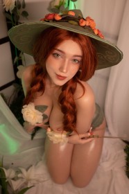 à genou,bras croisés,caucasien,chapeau,cleavage,cosplay,double tresses,femme,gros seins,harry potter,mirabel garlick,ongles longs,rouge a lèvres,rousse,runa rei,tresse