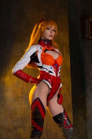 accessoire de cheveux,asuka langley sohryu,axilirator,bas,caucasien,cheveux orange,cosplay,debout,femme,gants,habits brillants,leotard,main sur la hanche,neon genesis evangelion,yeux bleu