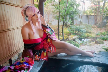 assis,casque audio,caucasien,cheveux rose,cleavage,cosplay,cuisses,doigts de pied,femme,gros seins,habits japonais,jambes,jessica nigri,kimono,original,pieds,pieds nus,vernis pieds,yeux rose