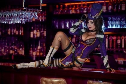 assis,bar,bas,bas de lingerie,bas en résille,borderlands,botte,botte à talon,botte courte,caucasien,chapeau,cheveux brun,choker,cleavage,cosplay,femme,gants,gants sans doigts,gros seins,jessica nigri,mad moxxi,résille,rouge a lèvres,soutif,talon aiguille,vernis mains,visage peint,yeux bleu