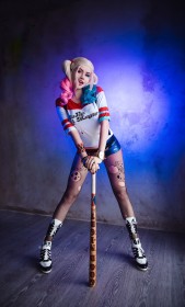 anastasia komori,batman (series),batte de baseball,caucasien,chaussettes,cheveux blond,cheveux multicolores,collant,collant en résille,corps entier,cosplay,dc comics,debout,femme,harley quinn,résille,short,sourire,vilains