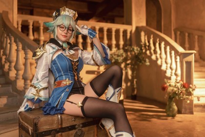 anastasia komori,assis,bas,bas de lingerie,caucasien,chapeau,cosplay,femme,gants,genshin impact,jarretelles,lunette,sourire,sucrose (genshin impact)