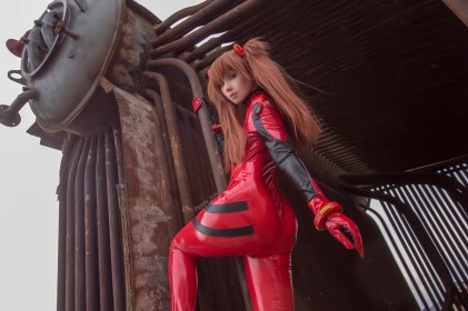 accessoire de cheveux,asuka langley sohryu,caucasien,combinaison,cosplay,couette,cul,debout,femme,frange,habits brillants,neon genesis evangelion,peppy cos,regarde derrière,regarde en bas,rousse