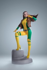 anastasia komori,botte,botte à talon,caucasien,cheveux multicolores,combinaison,cosplay,debout,femme,gants,jambe levée,marvel,rogue (x-men),super-héroïne,talon aiguille,veste,x-men