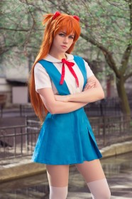 accessoire de cheveux,anastasia komori,asuka langley sohryu,bas,bas de lingerie,bras croisés,caucasien,cheveux orange,cosplay,cuisses,debout,dehors,femme,frange,jupe,neon genesis evangelion,yeux bleu