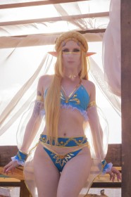 accessoire de cheveux,barrette,bikini,caucasien,cheveux blond,cosplay,debout,elf,femme,nintendo,oreilles pointues,peppy cos,princesse,princesse zelda,sourire,the legend of zelda,thigh gap,tresse,tresse en couronne,voile,yeux bleu