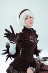 anastasia komori,bandeau,caucasien,cheveux blanc,cheveux court,cosplay,femme,gants,nier (series),robe,yeux bleu,yorha 2b