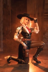 à genou,anastasia komori,ashe (overwatch),blizzard entertainment,botte,botte courte,caucasien,chapeau,cheveux blanc,cheveux court,cosplay,cuir,femme,gants,gants sans doigts,overwatch,rouge a lèvres,vernis mains