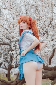 accessoire de cheveux,asuka langley sohryu,caucasien,cosplay,couette,cuisses,cul,culotte,debout,femme,frange,neon genesis evangelion,peppy cos,regarde derrière,rousse,yeux bleu