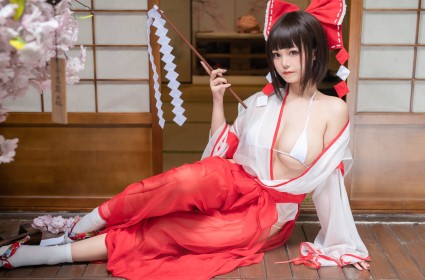 accessoire de cheveux,asiatique,assis,bikini top,chaussettes,cheveux brun,cheveux court,chinoise,cosplay,femme,frange,gros seins,habits japonais,kimono,mizhimaoqiu,noeud à cheveux,original