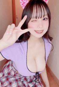 asiatique,cheveux brun,cleavage,clin d'oeil,fausses oreilles animaux,femme,frange,gros seins,japonaise,jupe,non-nude,oeil fermé,sourire,towa momoki,v