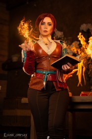 caucasien,cd projekt red,cheveux court,cosplay,debout,double chignon,elune cosplay,femme,feu,livre,magie,pantalon,rousse,the witcher,triss merigold