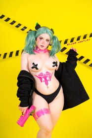 bandaid,caucasien,cd projekt red,cheveux vert,cosplay,couette,cuisses,culotte,cyberpunk edgerunners,elune cosplay,femme,grosses cuisses,hanches larges,non-nude,pasties,rebecca (cyberpunk),seins moyens,tatouage,tétons couverts,topless