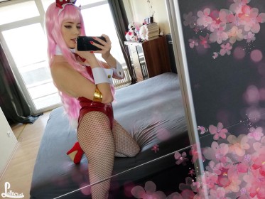 caucasien,cheveux rose,collant,collant en résille,cosplay,darling in the franxx,femme,frange,habits brillants,leotard,lit,lolliichan,ongles longs,résille,selfshot,talon aiguille,vernis mains,zero two