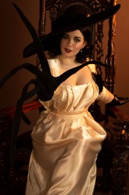 alcina dimitrescu,capcom,caucasien,chapeau,cheveux brun,cleavage,cosplay,elune cosplay,femme,gants,mature,resident evil,robe,rouge a lèvres,sourire,vampire,vilains,yeux jaune