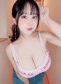 asiatique,cheveux brun,cleavage,debardeur,duckface,femme,frange,gros seins,japonaise,non-nude,queue de cheval,towa momoki