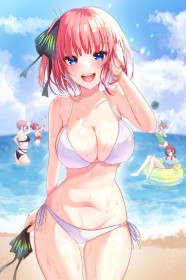 5 filles ou plus,à la plage,bikini,cheveux court,cheveux rouge,cleavage,couette,cuisses,dehors,fille anime,goutte de sueur,gros seins,groupe de filles,hanches larges,mouillée,nakano ichika,nakano itsuki,nakano miku,nakano nino,nakano yotsuba,non-nude,ornement en papillon,soeurs,sourire,the quintessential quintuplets,yeux bleu