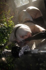 à quatre pattes,arme,bandeau,bas,caucasien,cheveux blanc,cheveux court,cosplay,cul,épée,femme,gants,gants de coude,leotard,mouillée,nier (series),oeil caché,vinnegal,yorha 2b