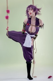 attaché,bdsm,bras dans le dos,caucasien,chaussettes,cheveux violet,cleavage,cosplay,debout,femme,gros seins,habits japonais,hell's paradise,jambe levée,ninja,rouge a lèvres,runa rei,yuzuriha