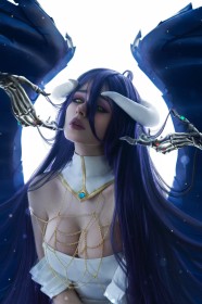 ailes,albedo (overlord),caucasien,cheveux violet,cleavage,cornes,cosplay,femme,gros seins,mèche entre les yeux,overlord,robe,succube,tanya bayer,très long cheveux,yeux jaune